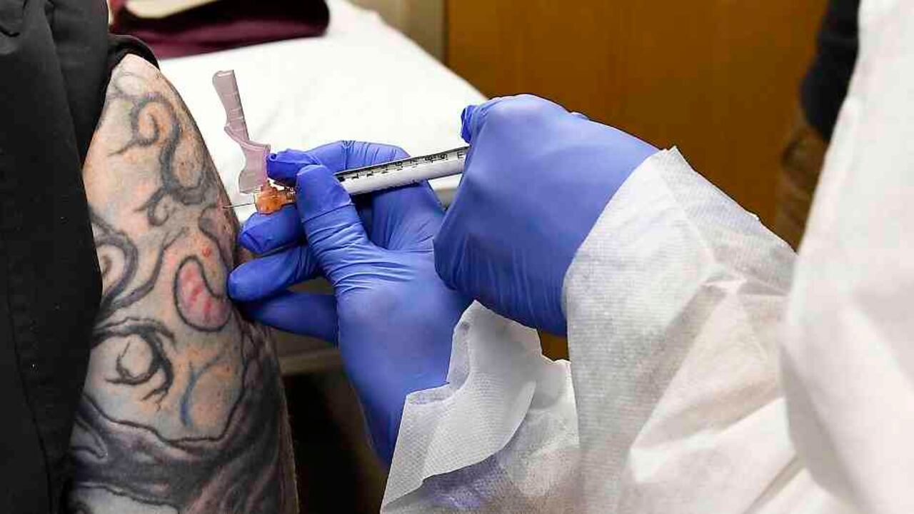 Las empresas estadounidenses podrían apelar a la ley de seguridad y salud en el trabajo para despedir a quienes se rehúsen a aplicarse la vacuna.