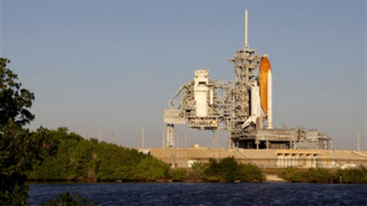 Los técnicos descubrieron el escape de hidrógeno después de que se había iniciado la carga de los tanques de gas líquido que forman el combustible de la nave.