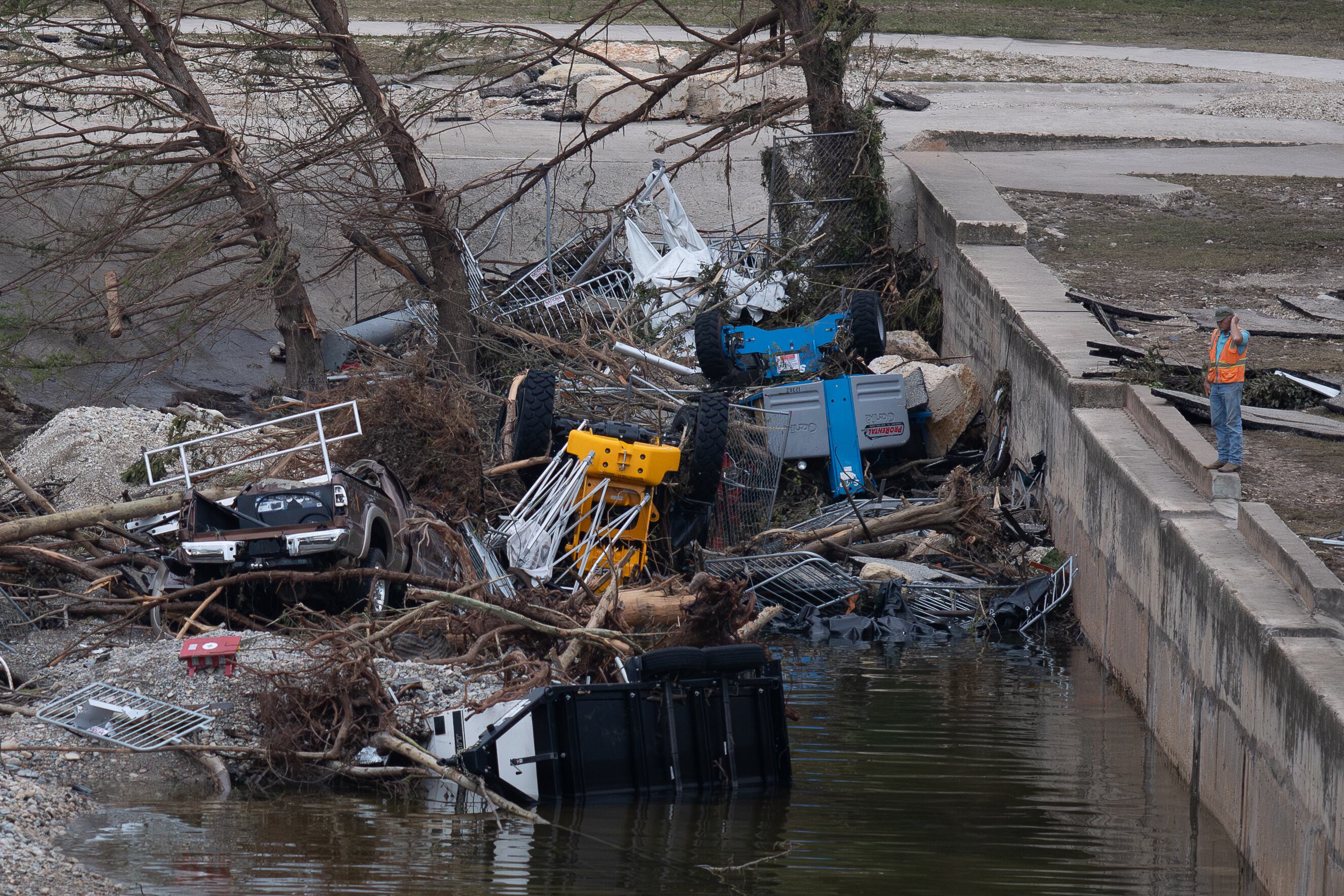 Se confirmó la muerte de ochenta personas y otras 40 siguen desaparecidas. En la imagen: un hombre inspecciona los daños causados ​​por la inundación.