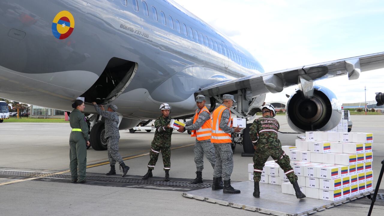 Soldados suben las ayudas humanitarias al avión de la Fuerza Aeroespacial con destino a México.