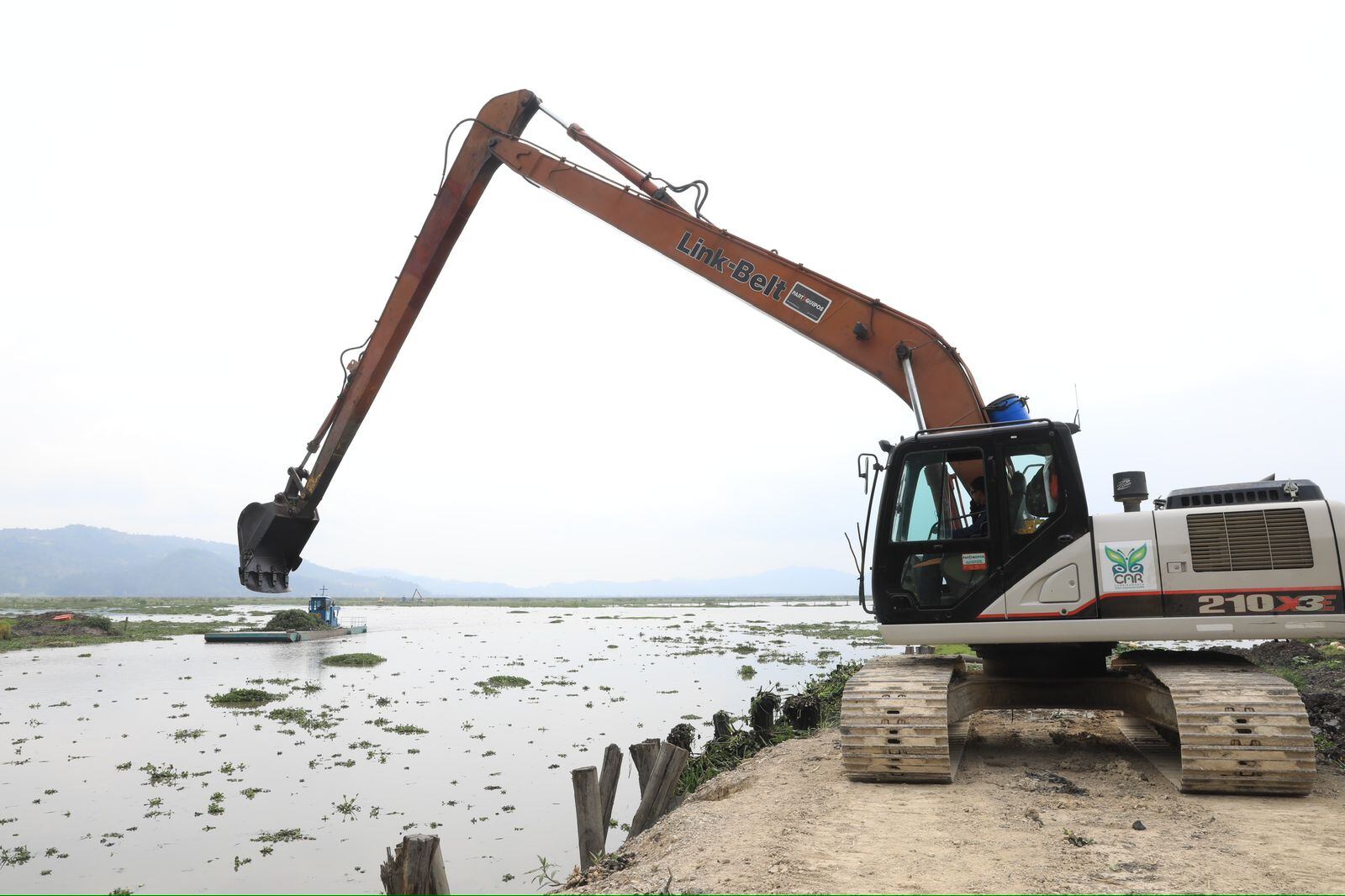 La CAR señaló que viene prestando apoyo en más de 20 municipios de la jurisdicción donde se requiere intervención de fuentes hídricas para ampliación de su cauce o remoción de materia vegetal para evitar emergencias.