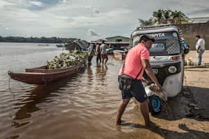Cristian Carrillo aprovecha para limpiar a “Chispita”, el motocarro que alquila desde hace dos años. “Cuando llegan los turistas uno se vuelve amigo, les doy mi tarjeta y los llevo mientras estén en la ciudad”, comenta Carrillo y agrega que durante la pandemia la situación estuvo muy compleja. “Con la reapertura del aeropuerto ha llegado más gente, pero no como antes”, añade.