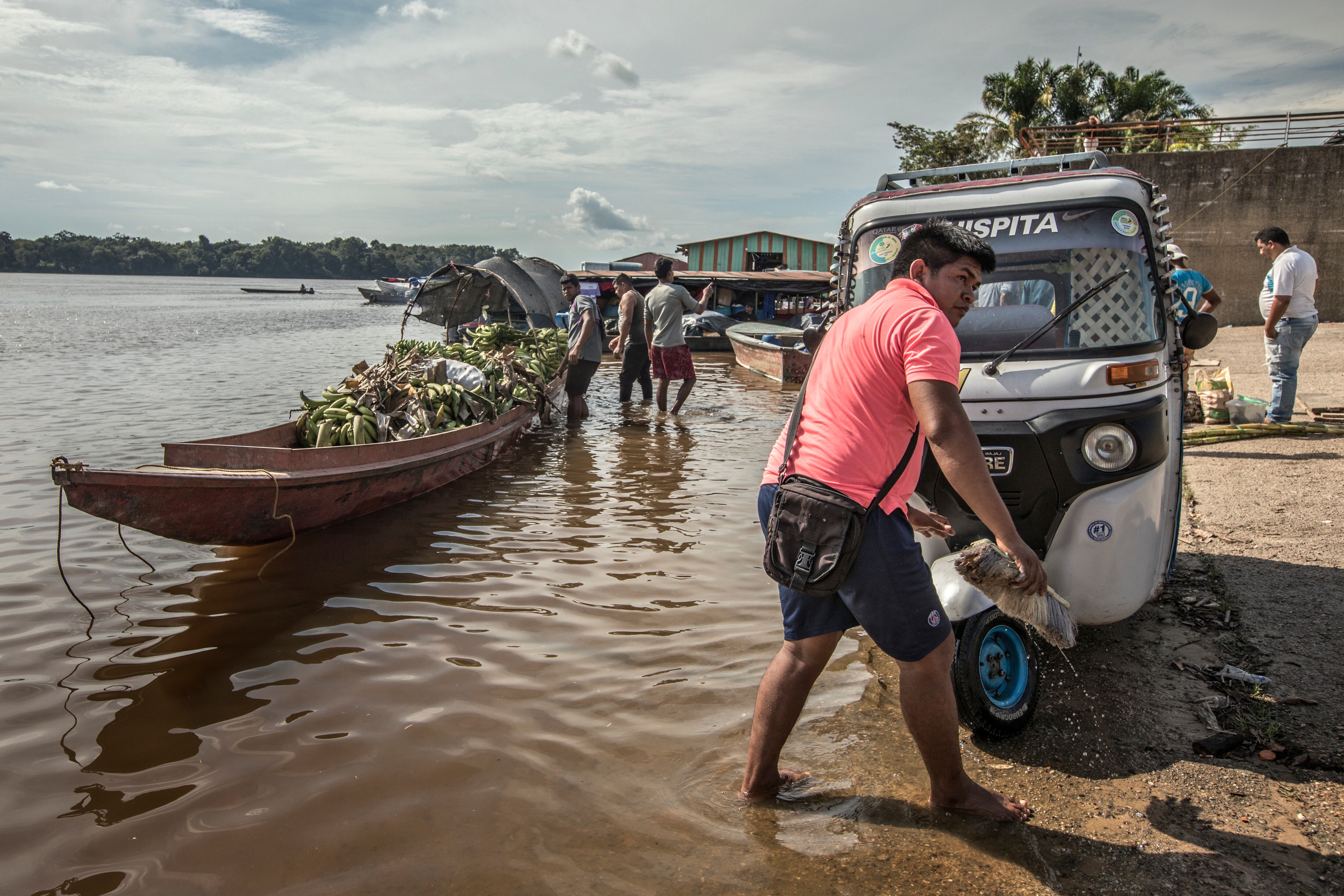 Cristian Carrillo aprovecha para limpiar a “Chispita”, el motocarro que alquila desde hace dos años. “Cuando llegan los turistas uno se vuelve amigo, les doy mi tarjeta y los llevo mientras estén en la ciudad”, comenta Carrillo y agrega que durante la pandemia la situación estuvo muy compleja. “Con la reapertura del aeropuerto ha llegado más gente, pero no como antes”, añade.