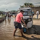Cristian Carrillo aprovecha para limpiar a “Chispita”, el motocarro que alquila desde hace dos años. “Cuando llegan los turistas uno se vuelve amigo, les doy mi tarjeta y los llevo mientras estén en la ciudad”, comenta Carrillo y agrega que durante la pandemia la situación estuvo muy compleja. “Con la reapertura del aeropuerto ha llegado más gente, pero no como antes”, añade.