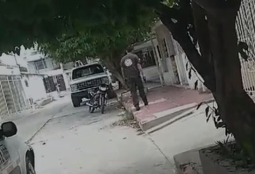 El hombre armado salió a enfrentarse a los operarios e hizo un disparo al aire