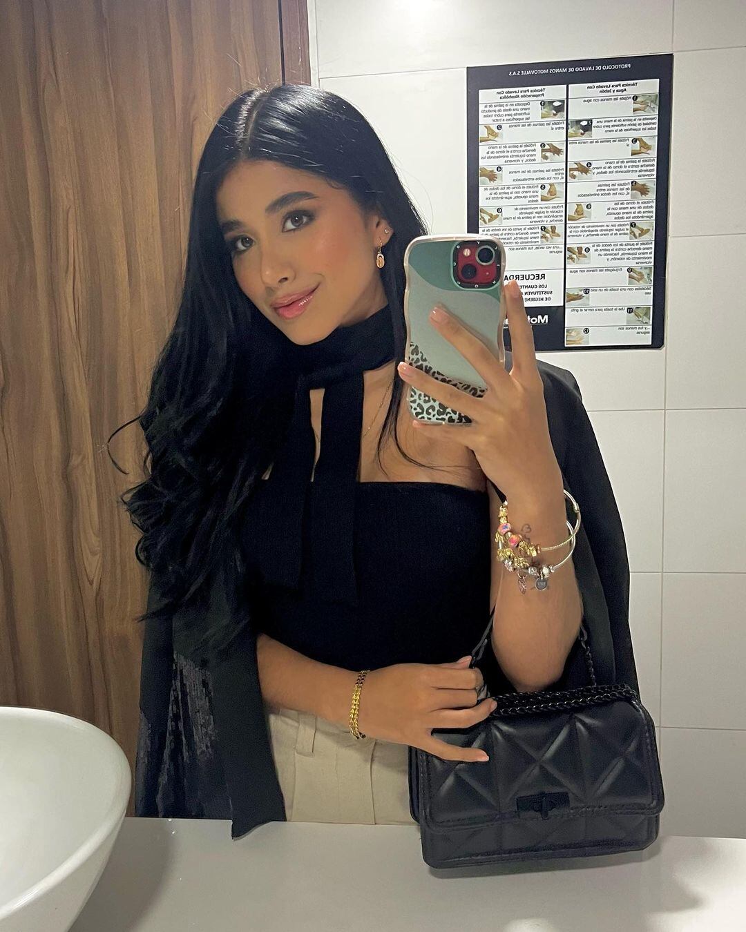 La cantante aseguró que empezó a sentir atracción por Rivera después de que le celebrara el cumpleaños y tuviera otros gestos de cariño.