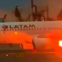 Incendio de un avión de LATAM en aeropuerto de Lima, Perú.