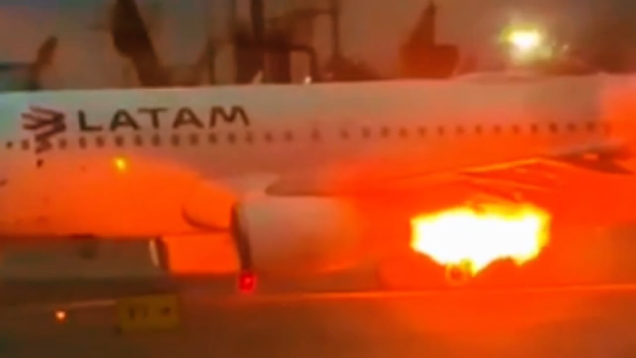 Un incendio en una de las alas de un avión perteneciente a la compañía LATAM Airlines tuvo que ser evacuado tras sufrir un incendio en una de sus alas.