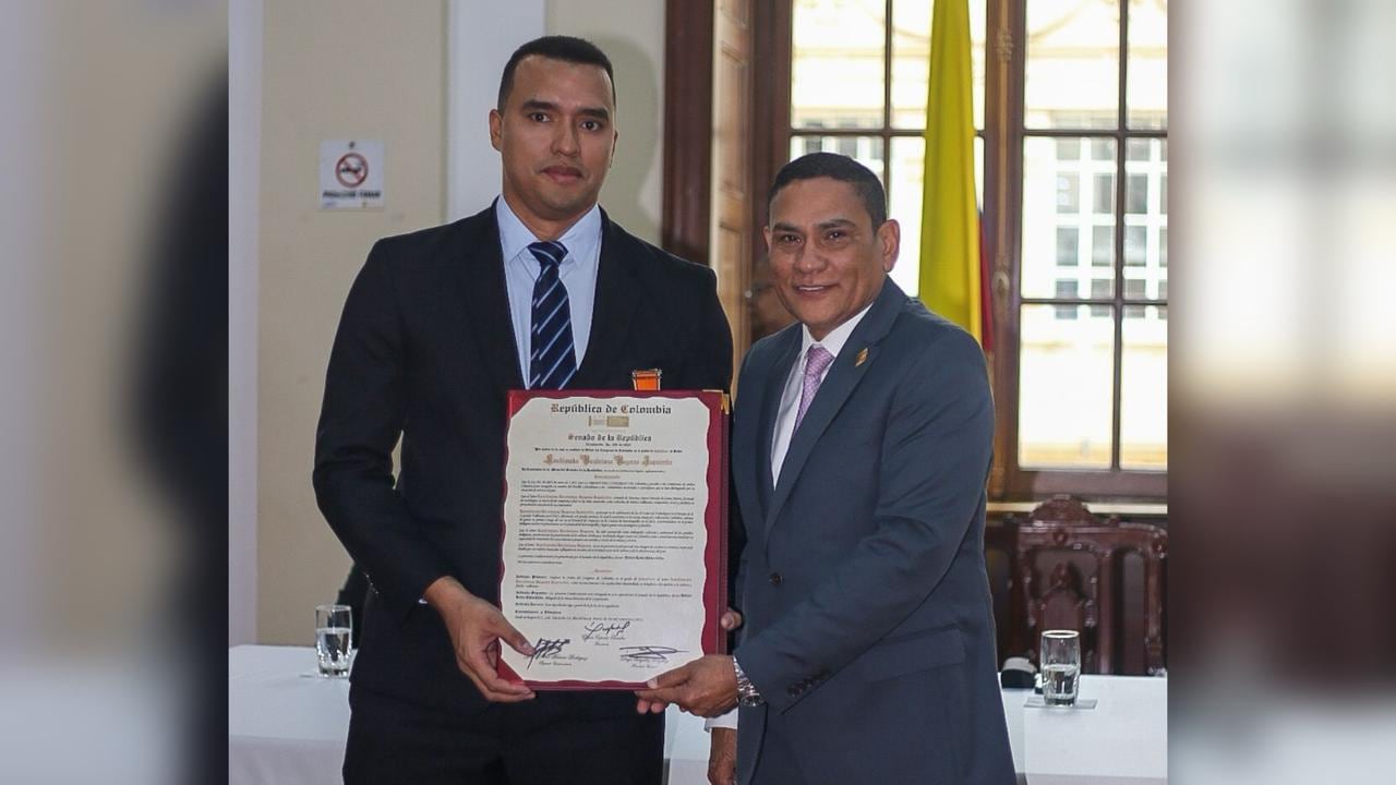 El senador Didier Lobo haciendo entrega de la condecoración.