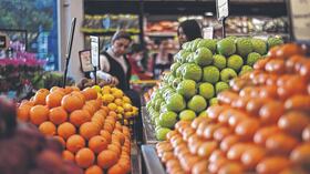 El alza del salario cambió las proyecciones de la inflación del 2026 al alza. Se teme que los alimentos también se impactarán.