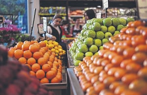 El alza del salario cambió las proyecciones de la inflación del 2026 al alza. Se teme que los alimentos también se impactarán.