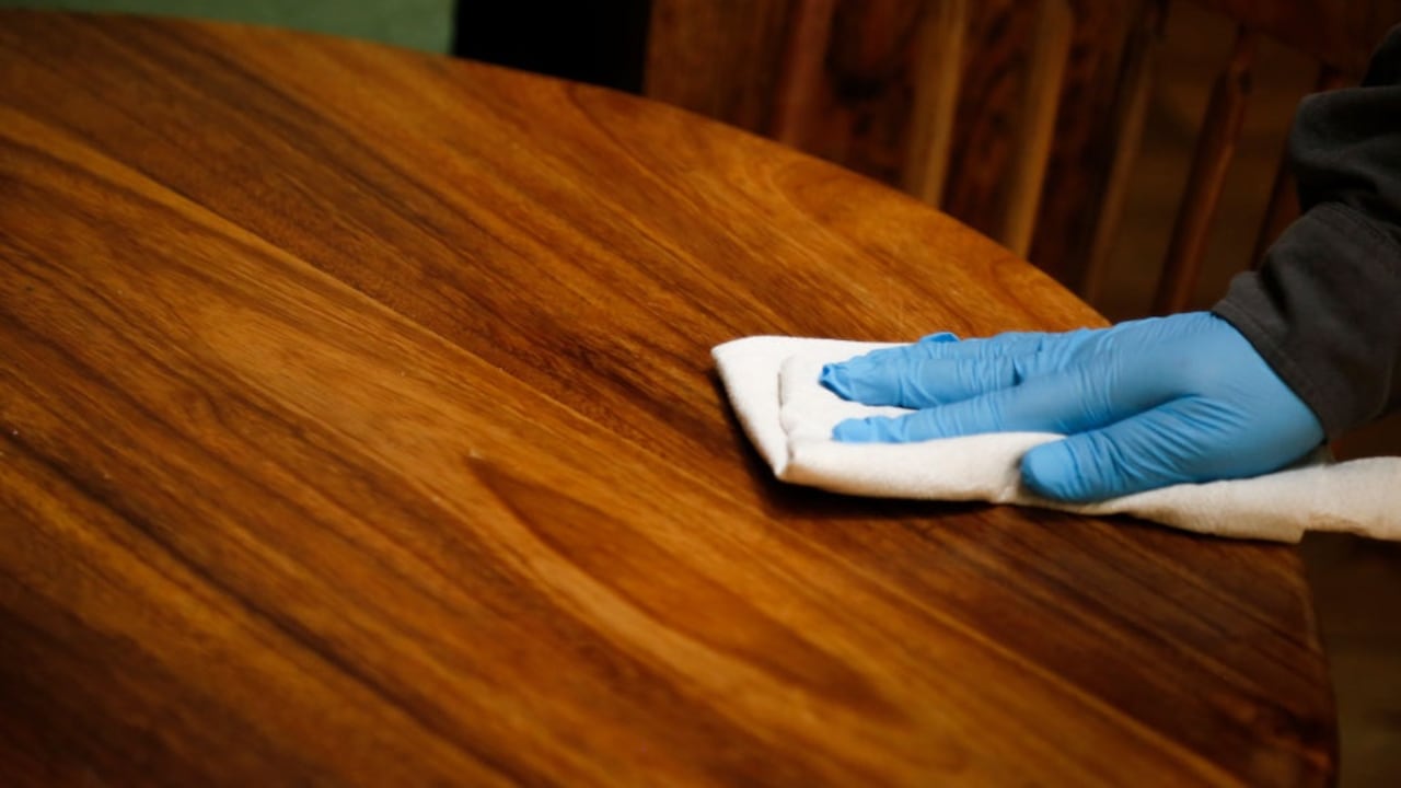 Así se debe limpiar la madera vieja para que quede como nueva