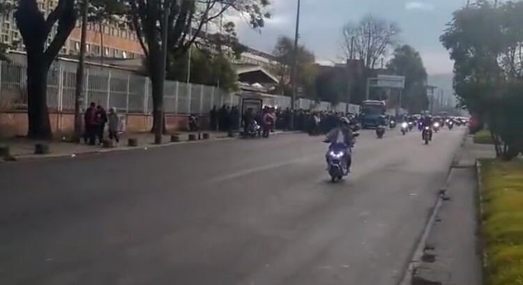 Posteriormente, se indicó que los participantes en esta manifestación se ubicaron sobre el andén “y se recupera la movilidad por la Av. Primero de Mayo con carrera 30, en sentido Oriente - Occidente”.