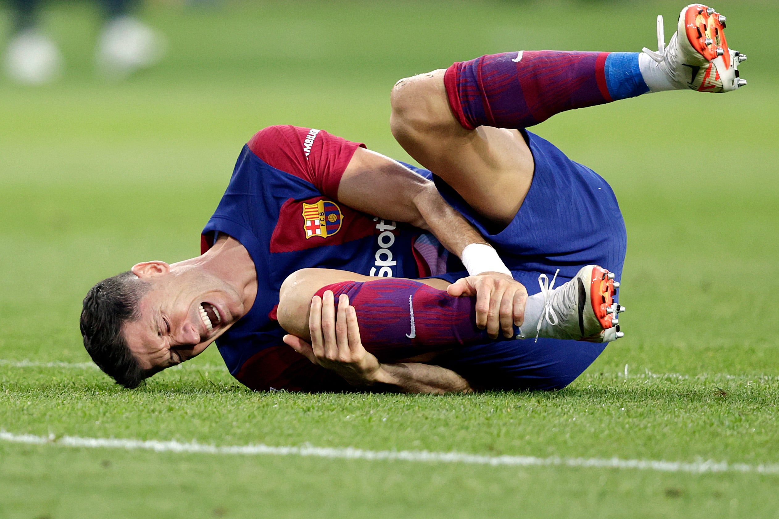 BARCELONA, SPAIN - SEPTEMBER 23: Robert Lewandowski of FC Barcelona injury  during the LaLiga EA Sports  match between FC Barcelona v Celta de Vigo at the Lluis Companys Olympic Stadium on September 23, 2023 in Barcelona Spain (Photo by David S.Bustamante/Soccrates/Getty Images)