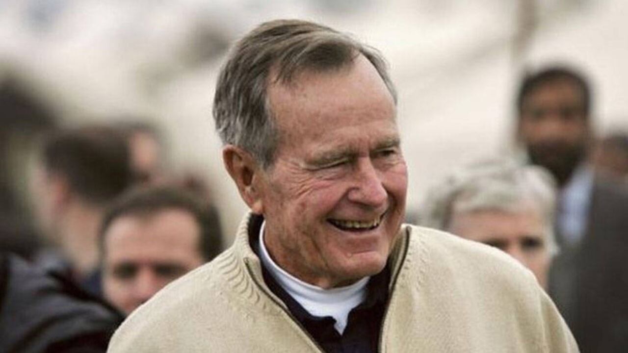 George HW Bush mantuvo su identidad secreta durante diez años de correspondencia.