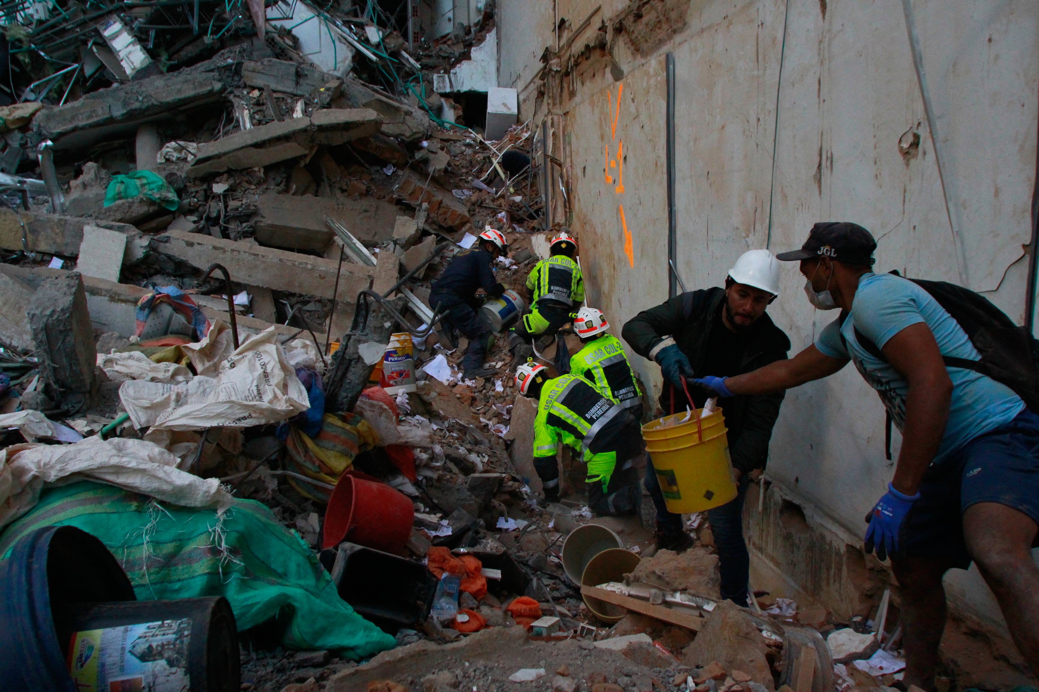 Tras el devastador terremoto, las autoridades colombianas y organismos de socorro buscan a más de 2.000 personas desaparecidas.