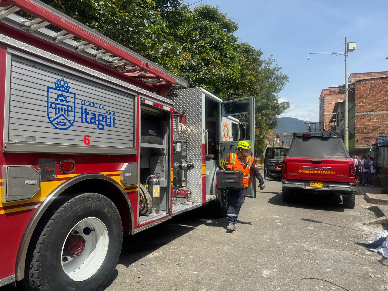Bomberos de Itagüí atendieron emergencia por explosión en el barrio Camparola.