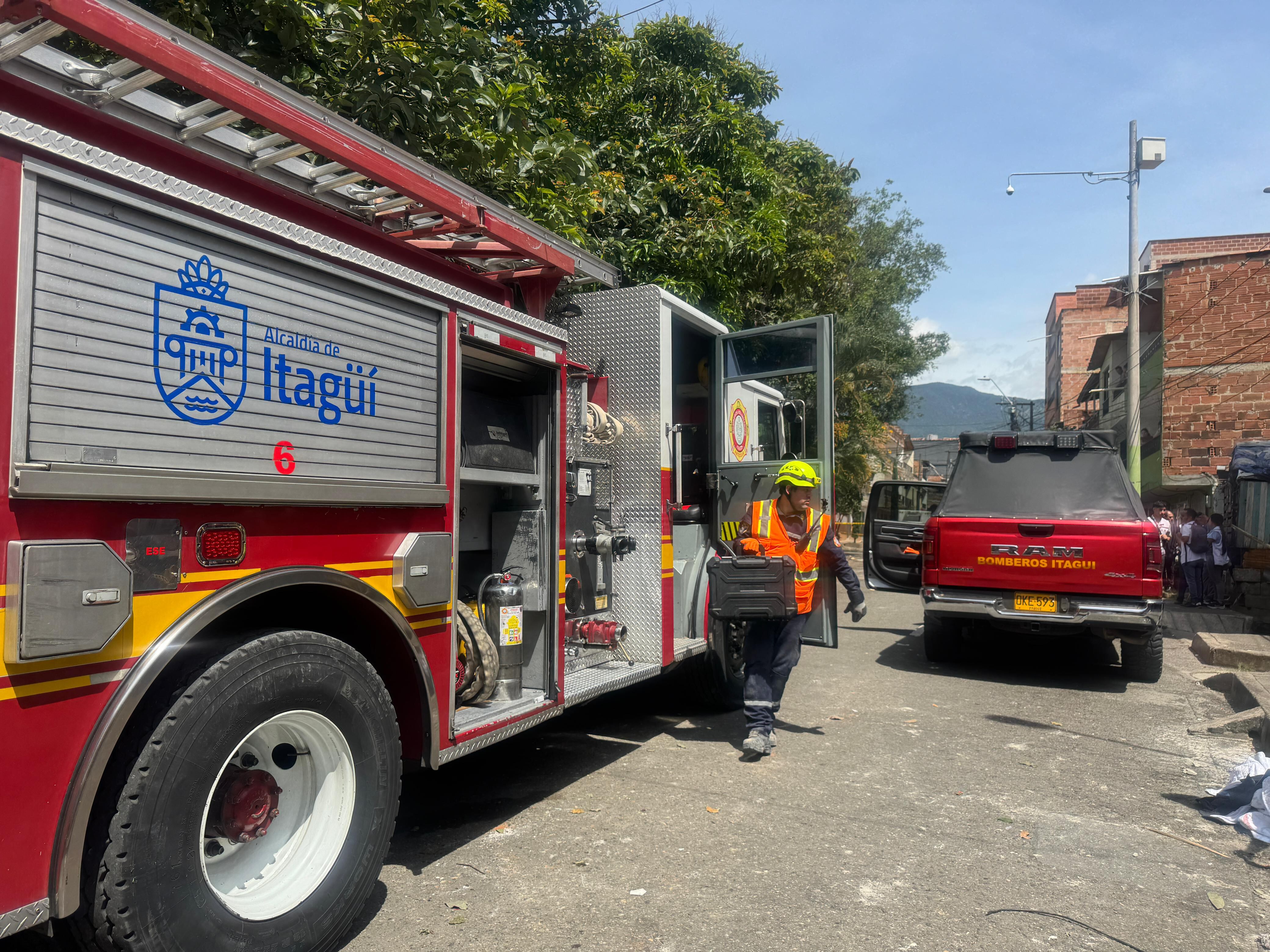 Bomberos de Itagüí atendieron emergencia por explosión en el barrio Camparola.