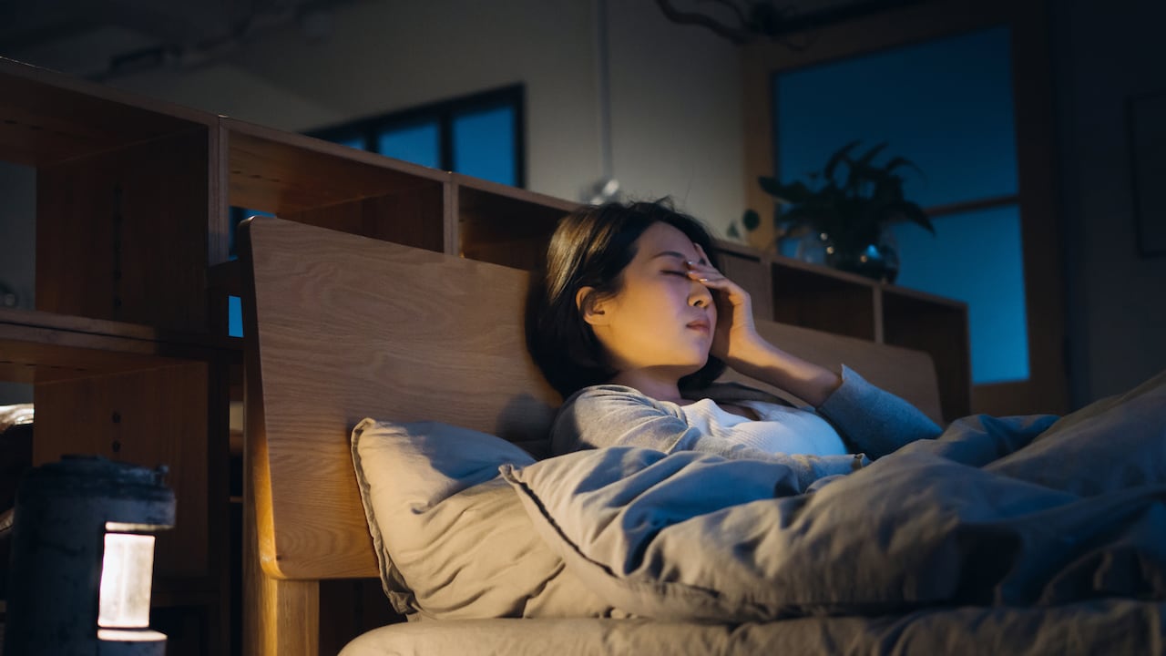 ¿Por qué aparecen los dolores de cabeza en las noches?