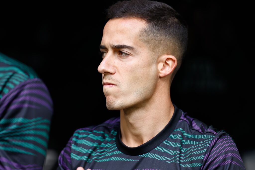 Lucas Vásquez en el banquillo de suplentes, durante partido del Real Madrid