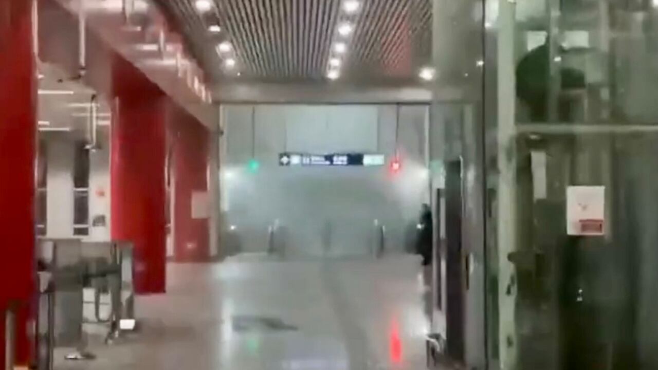 Las fuertes lluvias han causado inundaciones y bloqueos en el metro de Pekín. Foto: Captura de pantalla Twitter @Sepa_mass.