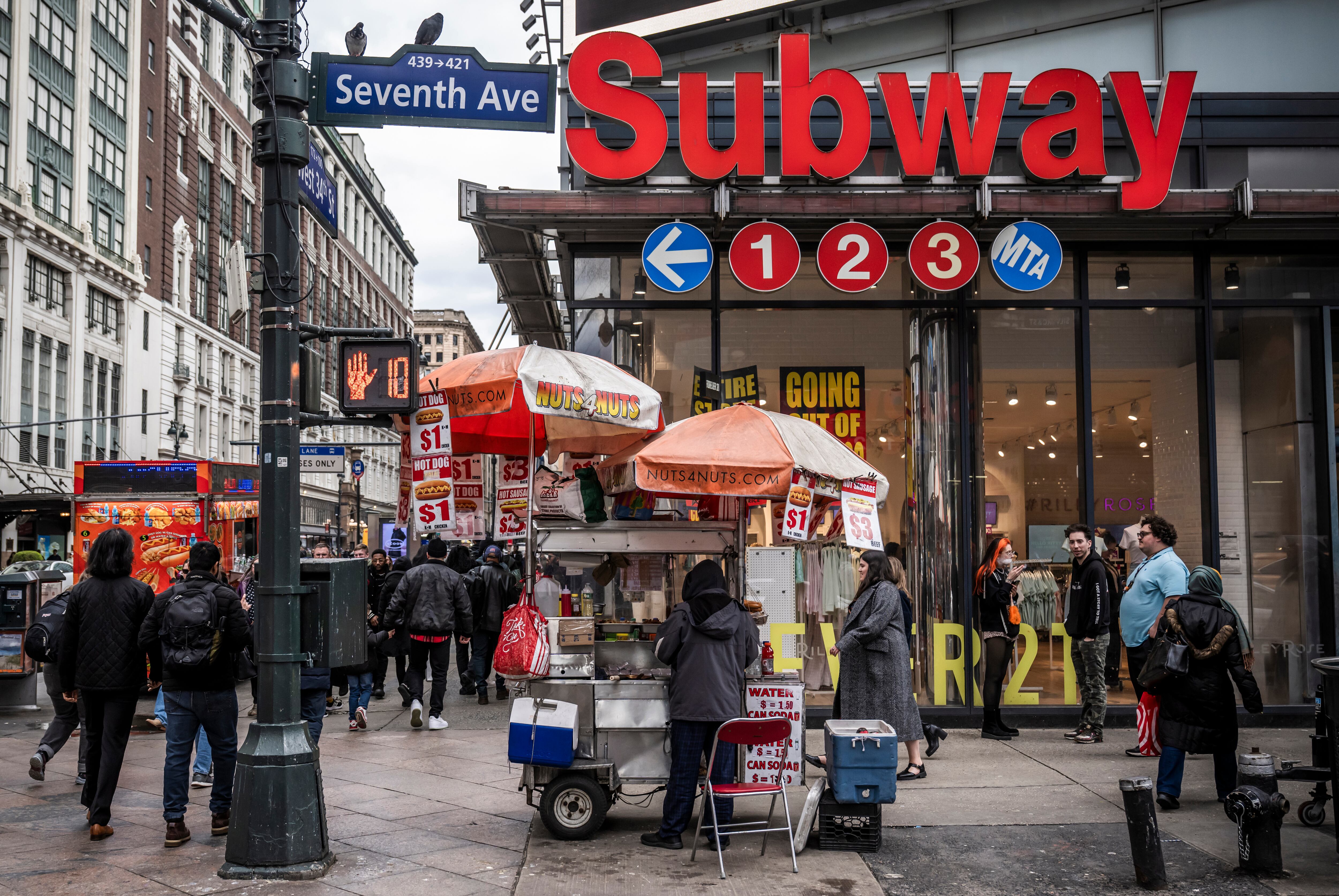 Defensores de la reforma alegan que los vendedores ambulantes, en su mayoría inmigrantes, representan la esencia económica de la ciudad y merecen oportunidades sin temor a ser encarcelados .
