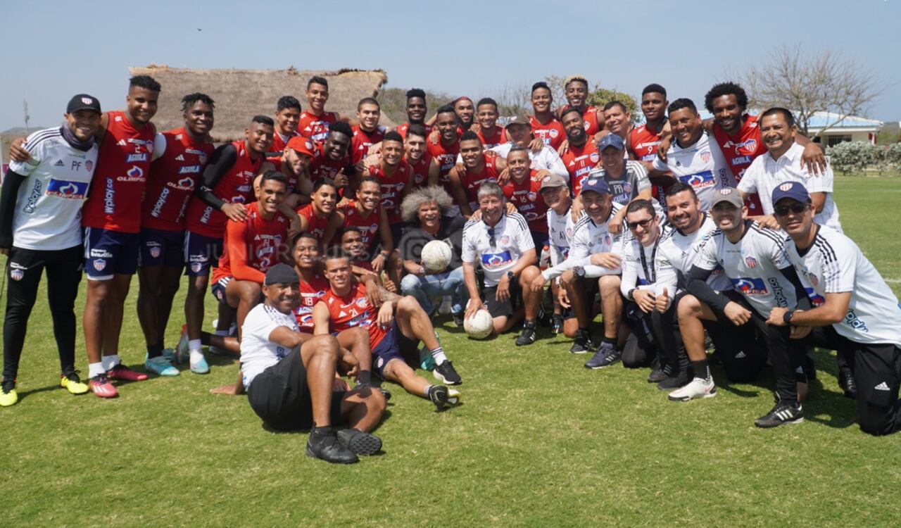 El 'Pibe' Valderrama visitó a la plantilla del Junior de Barranquilla.