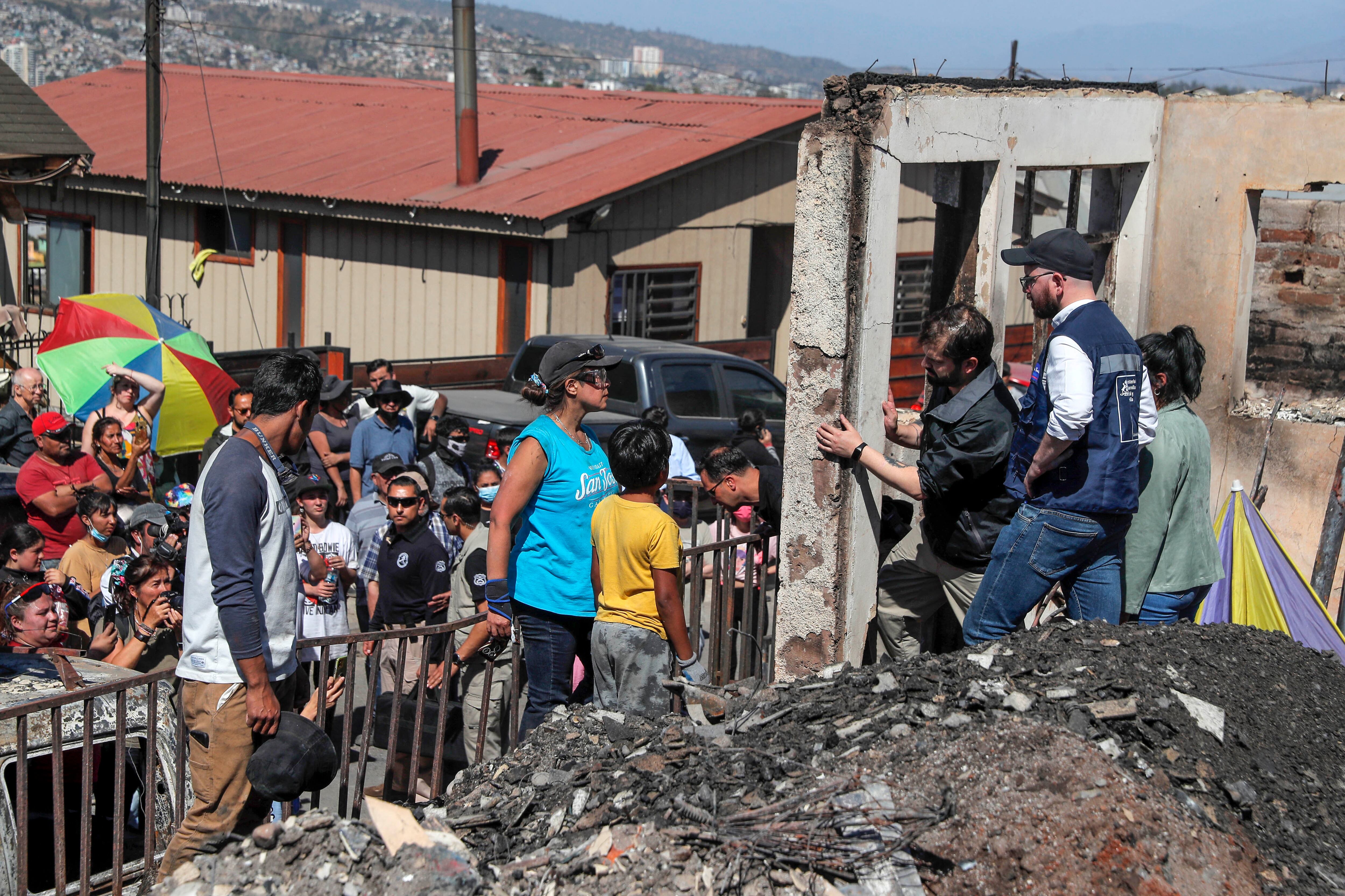 El presidente chileno, Gabriel Boric, visita las zonas afectadas por los incendios.