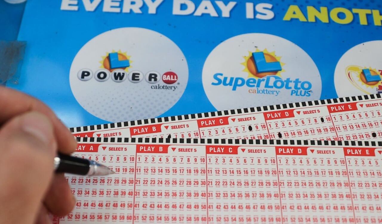 https://media.gettyimages.com/id/1244589633/es/foto/a-person-plays-powerball-lottery-at-a-7-eleven-store-in-milpitas-california-united-states-on.jpg?s=2048x2048&w=gi&k=20&c=4lRBLbJADuWGATggCkpeekLKB_FVXbN_KJzWCTKKabI=