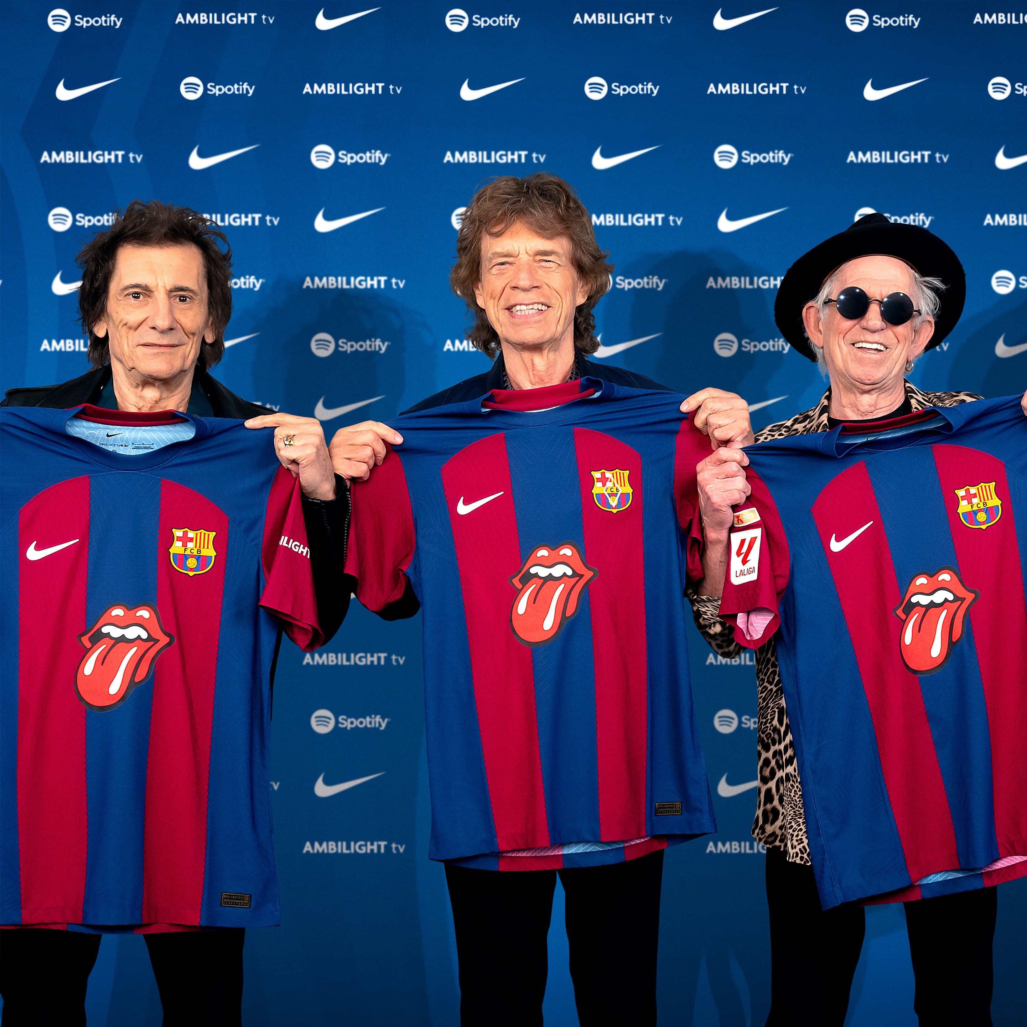 The Rolling Stones con la camiseta del Barcelona que ya tiene su logo.
