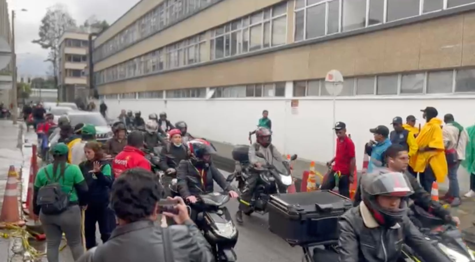 En la sede de la Agencia Nacional de Tierras se registraron bloqueos protagonizados por comunidades afrodescendientes durante el desarrollo de una jornada de protesta.