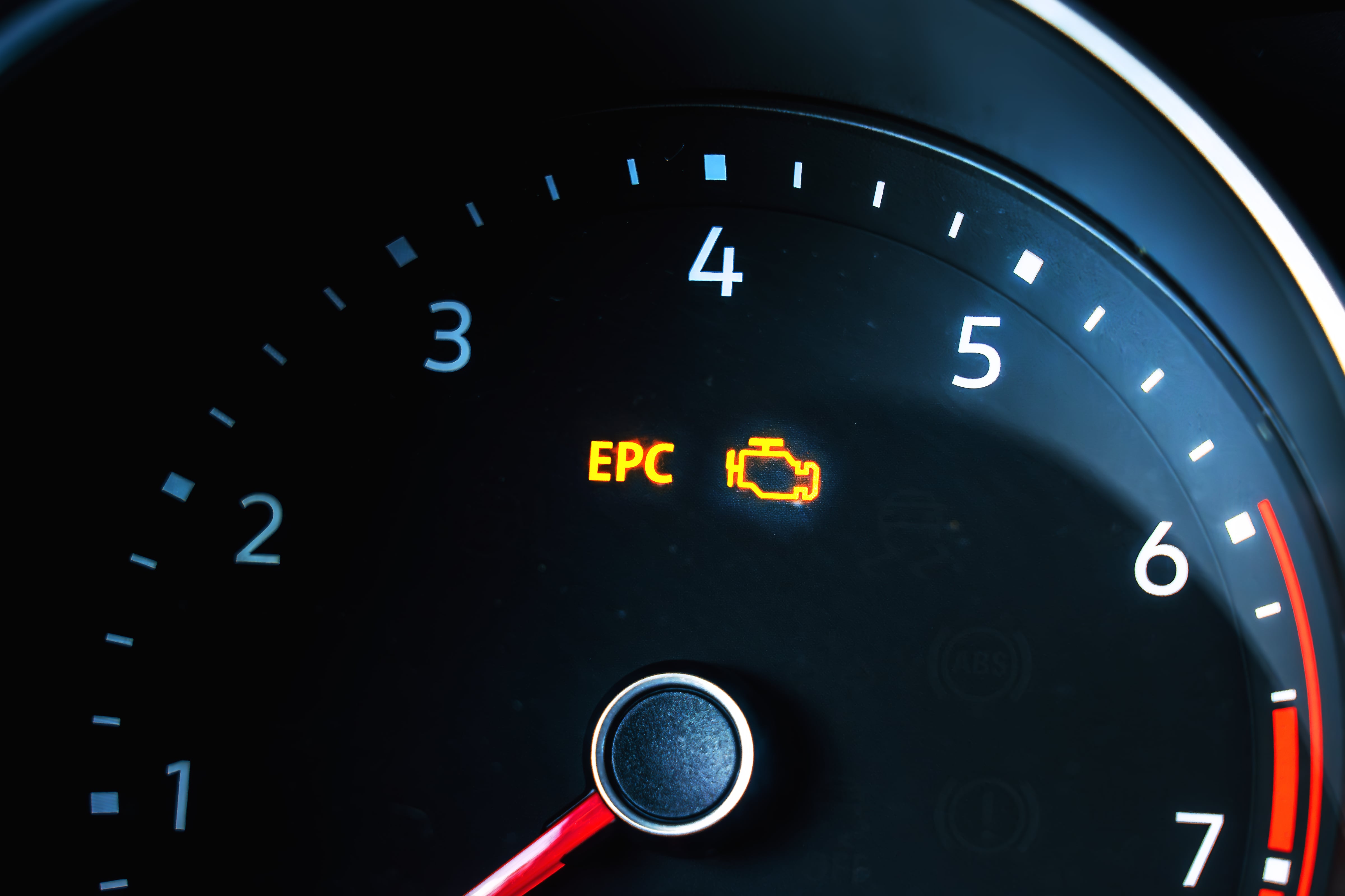 Las letras EPC indican que puede haber un daño de sistema electrónico de control de potencia. Puede haber cambios en el comportamiento del carro.