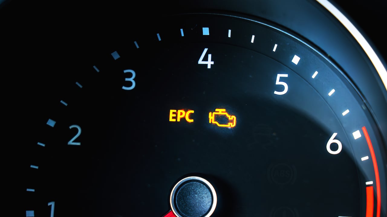 Las letras EPC indican que puede haber un daño de sistema electrónico de control de potencia. Puede haber cambios en el comportamiento del carro.