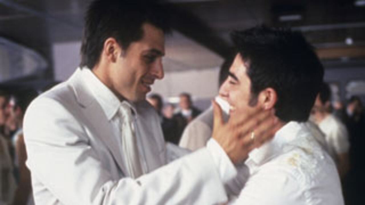 Todas las parejas del mismo sexo, en la película, están marcadas por relaciones tormentosas con madres imponentes