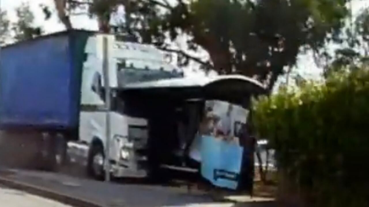 En video quedó registrado un duro accidente protagonizado por una tractomula en Australia, luego de que el conductor perdió el conocimiento.