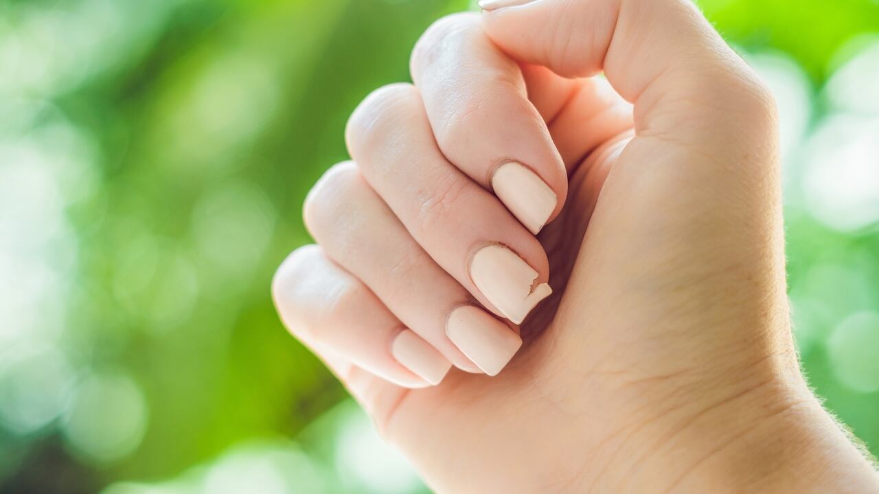 Algunos remedios caseros pueden ayudar a fortalecer las uñas débiles o quebradizas.