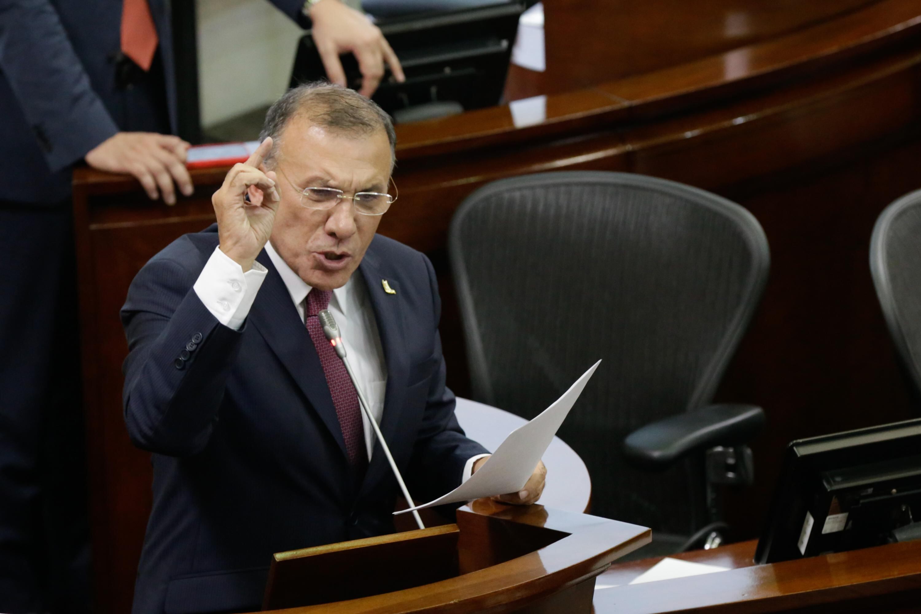 Hernández dice que su denuncia tiene relación con el senador Roy Barreas.