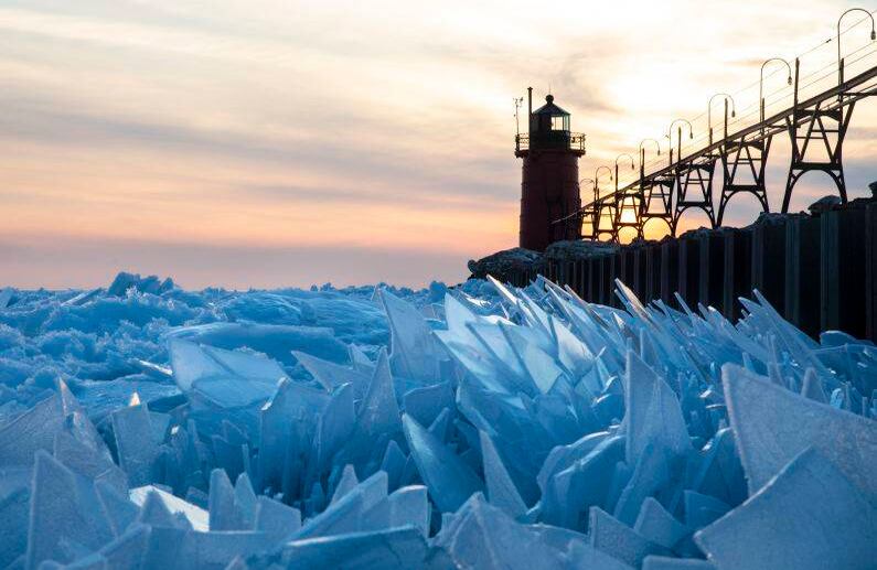 19 de marzo - Fragmentos de hielo se acumulan en el lago Michigan a lo largo del muelle de South Haven. Esta foto es el resultado del derretimiento del hielo por la llegada de la primavera FOTO: Joel Bissell / Kalamazoo Gazette a través de AP