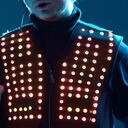 Nueva tecnología que ‘traduce’ la música para los sordos: Chalecos vibradores.
Imagen de referencia creada por la IA.