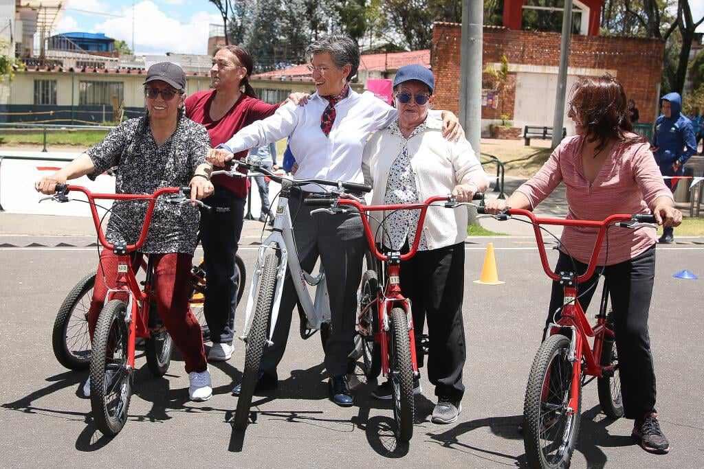 La alcaldesa compartió con varias de las mujeres beneficiadas con esta nueva Manzana del Cuidado