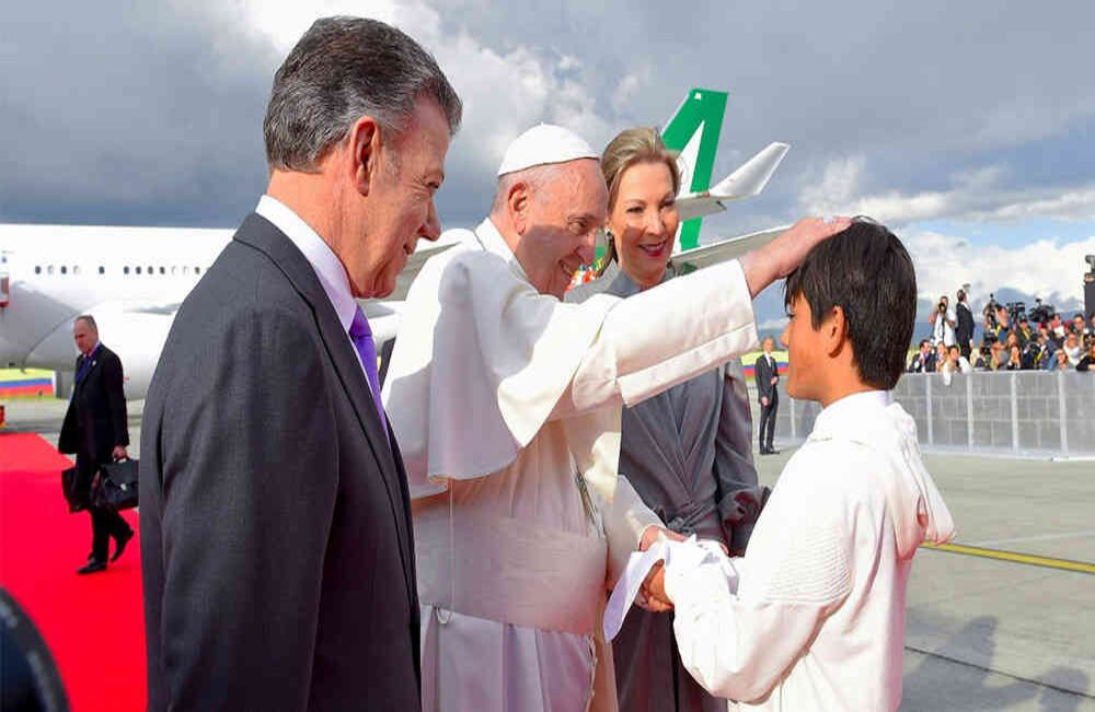 Emmanuel, el hijo de Clara Rojas, nacido en cautiverio durante el tiempo que estuvo secuestrada por las Farc, fue el encargado de darle al sumo pontífice el primer obsequio en su llegada al país.Foto: Conferencia Episcopal.