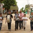 La banda del pueblo se volvió algo así como un símbolo de esperanza y progreso. Todas las tardes, muchachos de 10 a 15 años ensayan en un potrero. Estos jóvenes dan muestra de que es posible salir adelante sin armas, a pesar del acoso de la guerra.