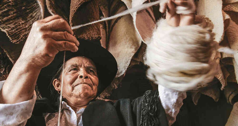 En Cucunubá los o cios tienen género: las mujeres tejen, bordan y urden la lana; los hombres se dedican al telar manual.