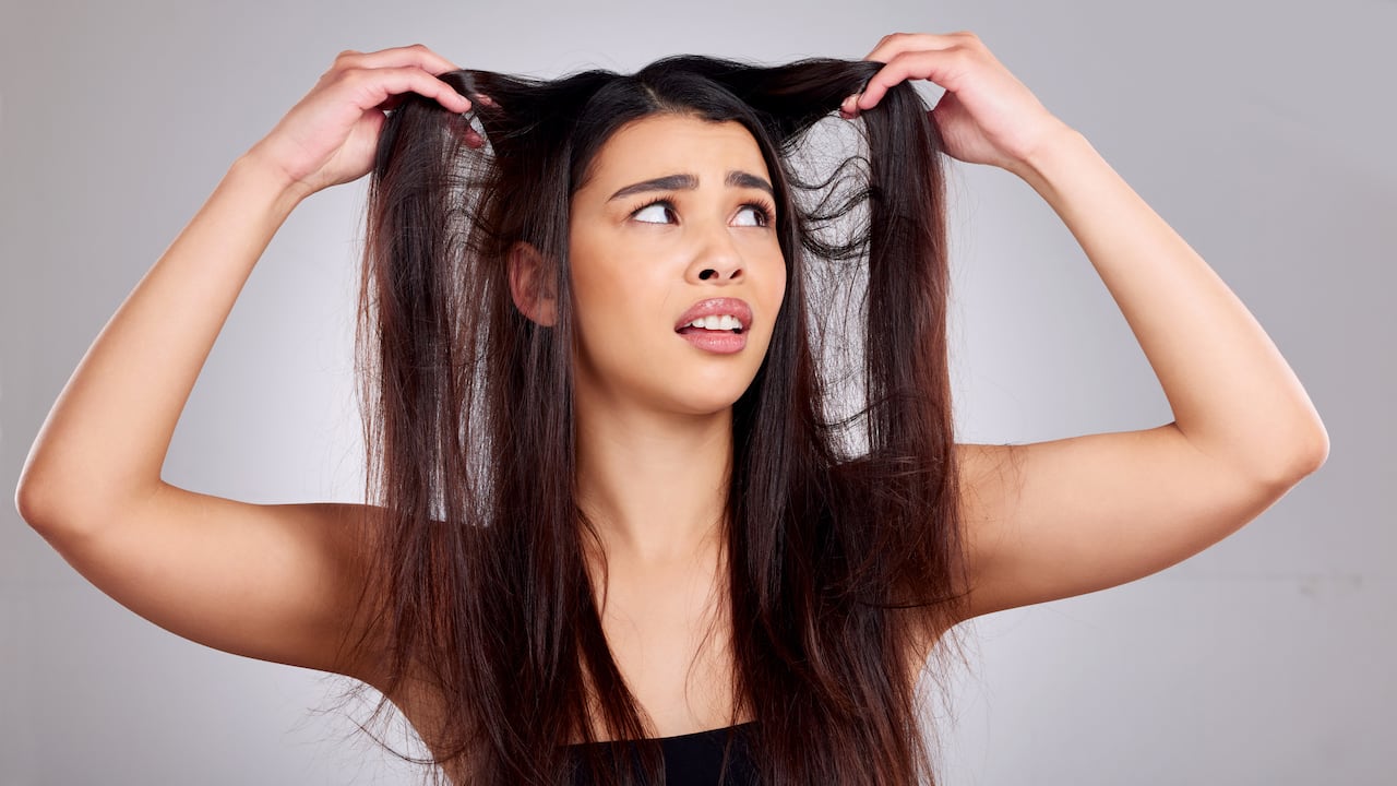 Así puede quitar la grasa de su cabello sin tener que lavarlo.