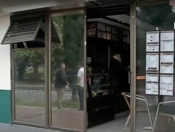 Un testigo del asalto proporcionó detalles sobre la apariencia de los delincuentes que ingresaron al local.