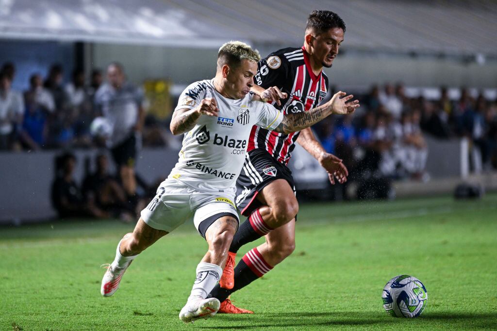 SANTOS, BRAZIL - NOVEMBER 12: Soteldo of Santos and Pablo Maia of Sao Paulo in action during Campeonato Brasileiro Serie A match between Santos and São Paulo at Vila Belmiro Stadium on November 12, 2023 in Santos, Brazil. (Photo by Richard Callis/Eurasia Sport Images/Getty Images)