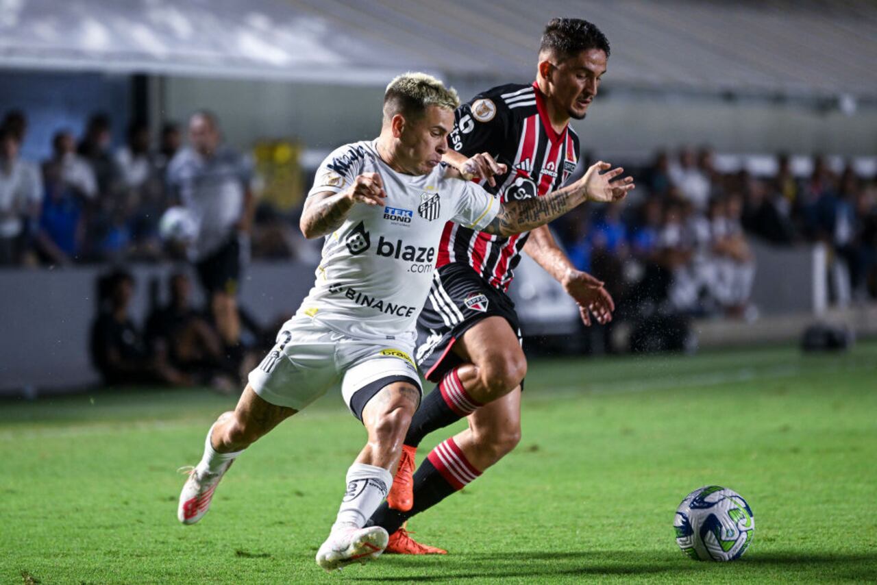 SANTOS, BRAZIL - NOVEMBER 12: Soteldo of Santos and Pablo Maia of Sao Paulo in action during Campeonato Brasileiro Serie A match between Santos and São Paulo at Vila Belmiro Stadium on November 12, 2023 in Santos, Brazil. (Photo by Richard Callis/Eurasia Sport Images/Getty Images)