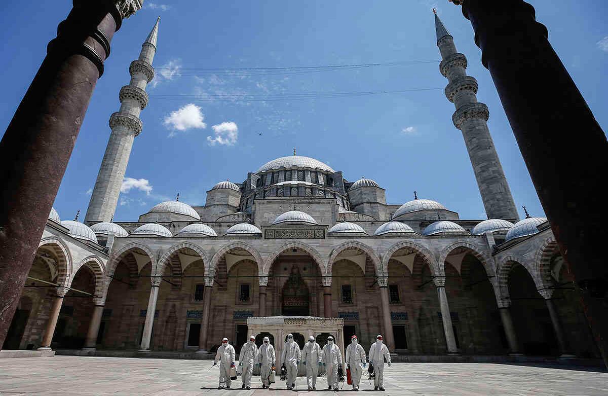 Los trabajadores de Estambul desinfectaron varias mezquitas /Foto: AP - Emrah Gurel
