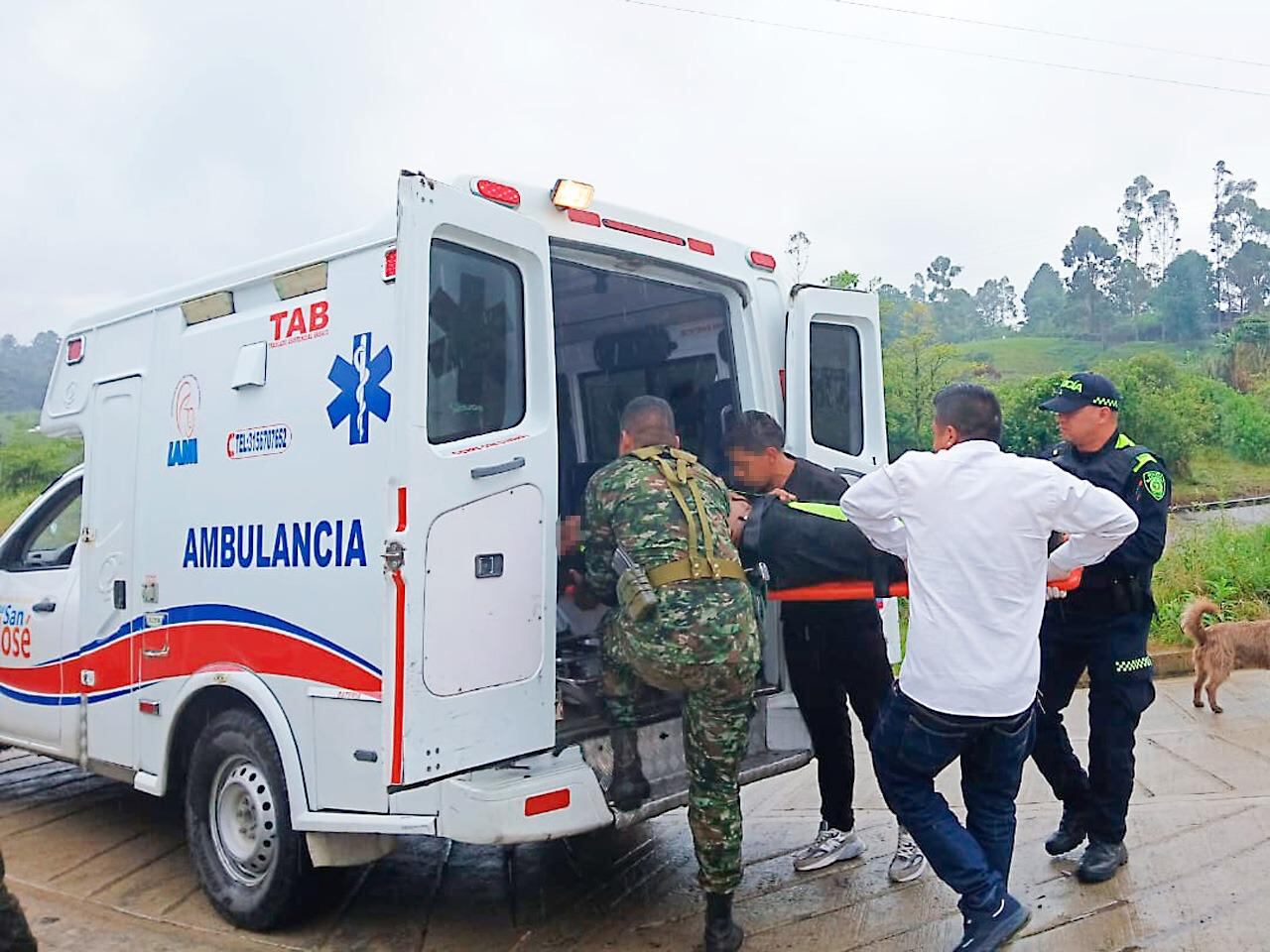 Los soldados y policías le brindaron los primeros auxilios a uno de los presuntos delincuentes luego de enfrentarse a los uniformados al ser sorprendidos cuando al parecer pretendían ejecutar un retén ilegal.