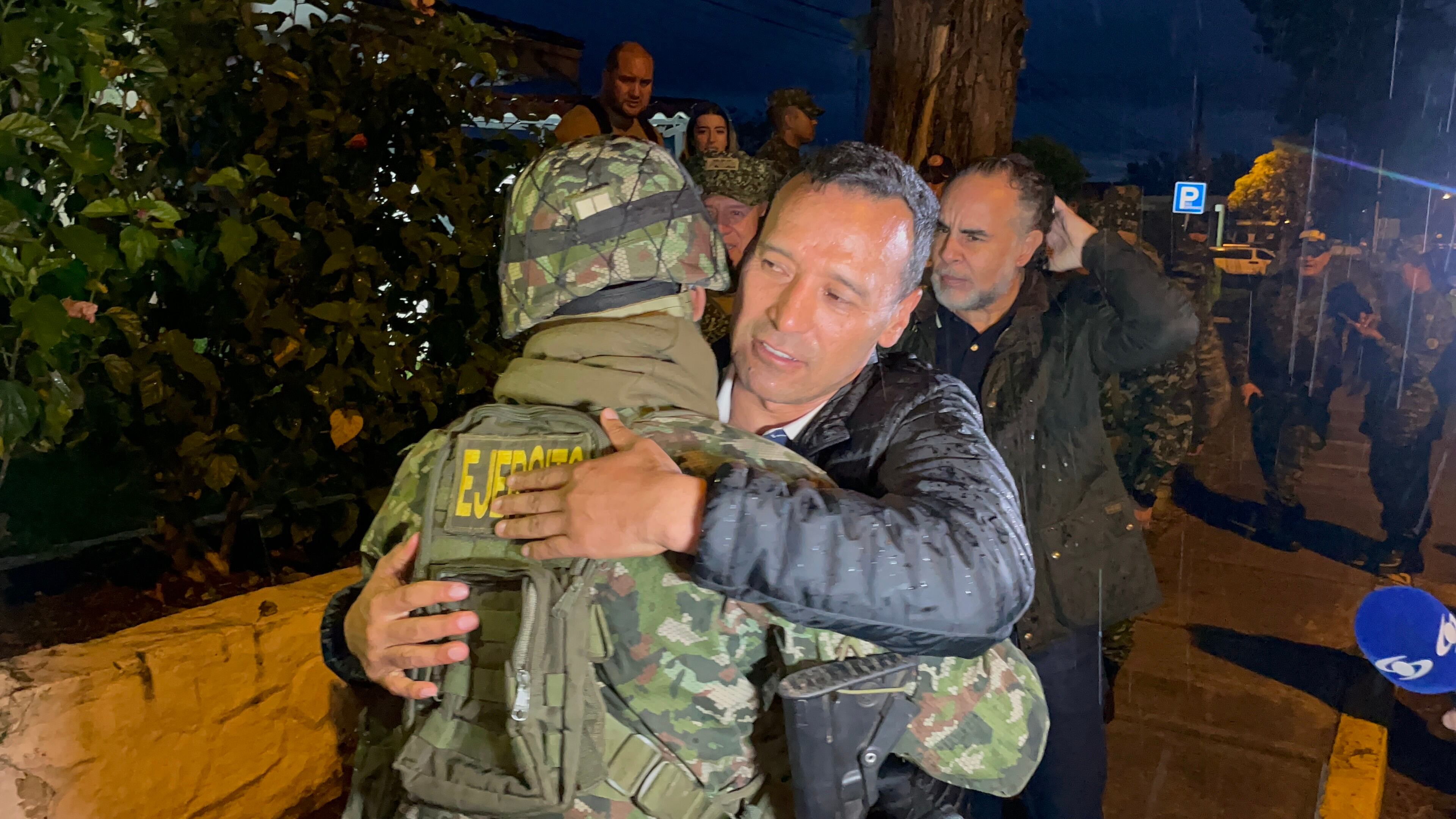 El ministro de Defensa, Pedro Sánchez, saludó uno a uno a los militares que recobraron su libertad.